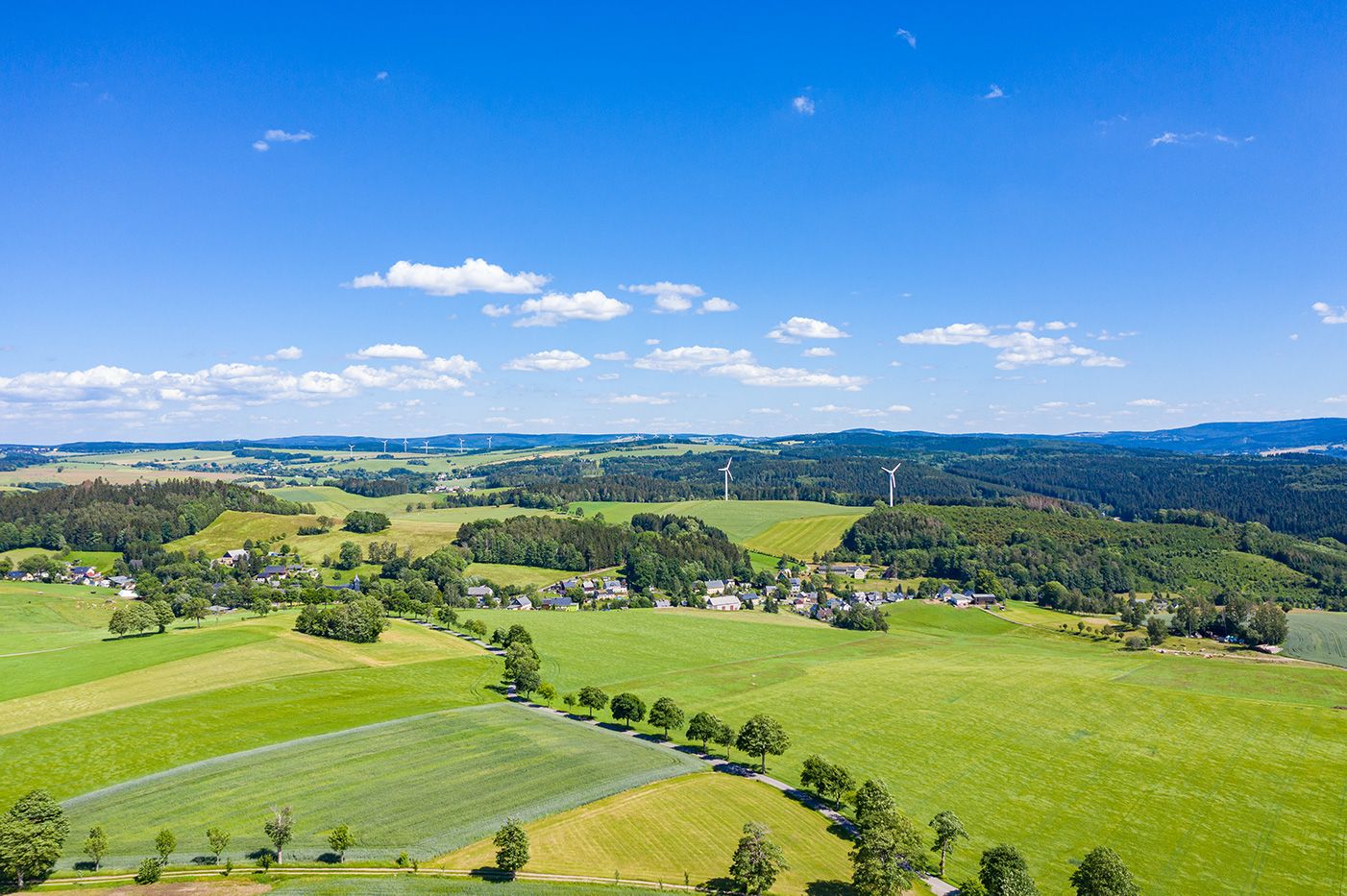 Luftaufnahme oberhalb des Hotels Ofenschenke mit Blick ins Erzgebirge, Seiffen und Neuhausen