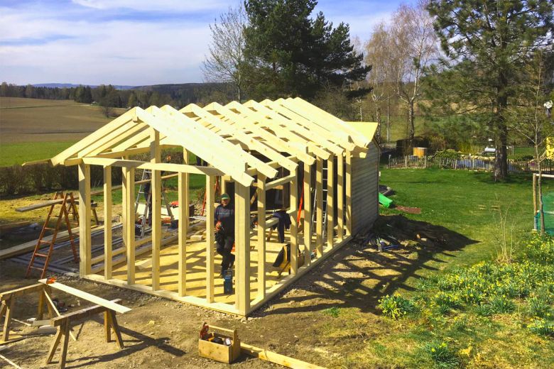 Die Walthers bauen eine Sauna aus Holz, das Saunahaus im Rohbau steht bereits