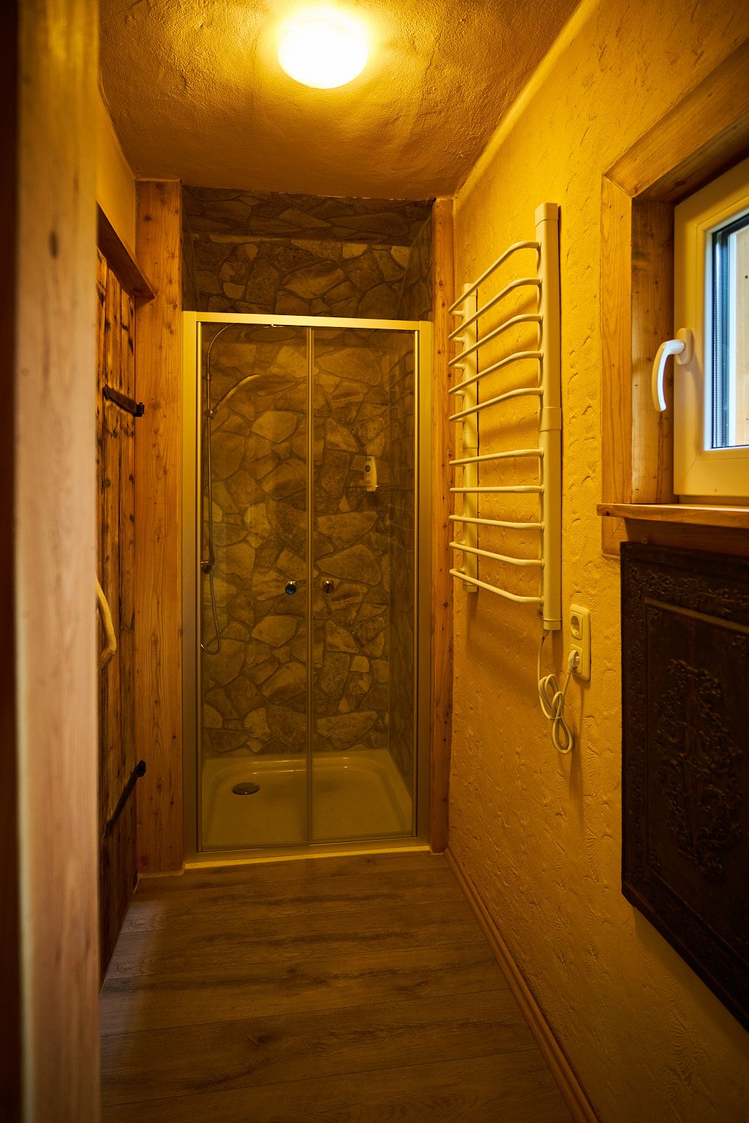 Dusche unmittelbar an der Sauna